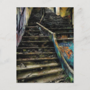 Cartão Postal Arte Urbana em Escadas de Edifício Abandonado