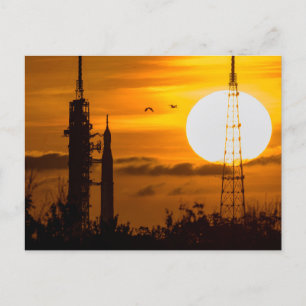 Cartão Postal Artemis Moon Rocket no amanhecer