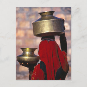 Cartão Postal Ásia, Índia, Rajasthan. Uma mulher local de vermel