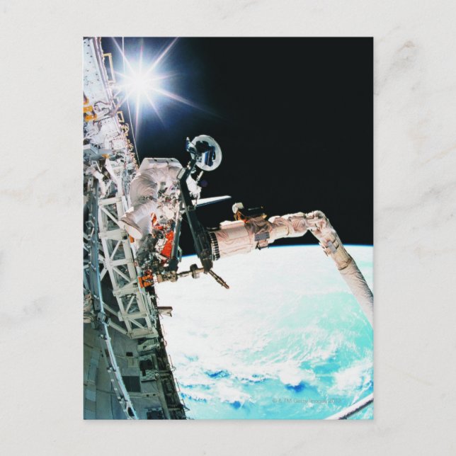 Cartão Postal Astronauta Trabalhando no Espaço (Frente)