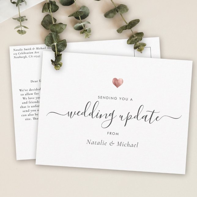 Cartão Postal Atualização de casamento Elegante Script Dourado H (Wedding update card with elegant script text on a white background, along a small rose gold heart)
