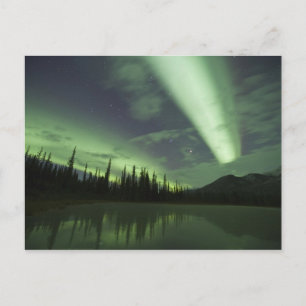 Cartão Postal Aurora boreal é refletida em lagoa da tundra