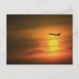 Cartão Postal Avião de passageiros ao pôr do sol, a caminho de F