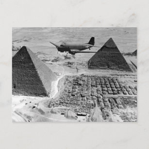 Cartão Postal Aviões de Transporte da WWII Voando sobre Pirâmide