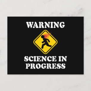 Cartão Postal Aviso Ciência em Andamento - Cientista Divertido
