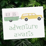 Cartão Postal AVVENTURE AWAITS Camping Trailer RV<br><div class="desc">Confira este trailer de campista giro com a mensagem "ADVENTURE AWAITS". Você sempre pode editar e adicionar seu próprio texto. Avise-me se você quiser que algo seja feito sob medida. E verifique meu compro para mais produtos e designs. Se você o comprar, obrigado! Certifique-se de compartilhar uma foto no Instagram...</div>