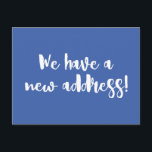 Cartão Postal Azul Cobalto Minimalista Nós Mudamos De Novo Movim<br><div class="desc">Este moderno minimalista que movemos o cartão-postal do anúncio apresenta riscas de pincel divertidas em azul e branco de cobalto.</div>