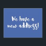 Cartão Postal Azul Cobalto Minimalista Nós Mudamos De Novo Movim<br><div class="desc">Este moderno minimalista que movemos o cartão-postal do anúncio apresenta riscas de pincel divertidas em azul e branco de cobalto.</div>