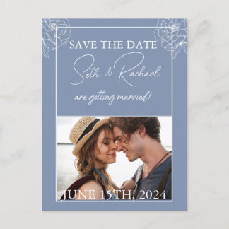 Cartão Postal Azul empoeirado com design floral branco