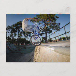 Cartão Postal Balanceamento BMX Azul na borda