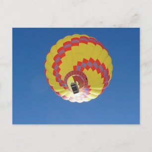 Cartão Postal Balão de ar quente colorido no céu azul