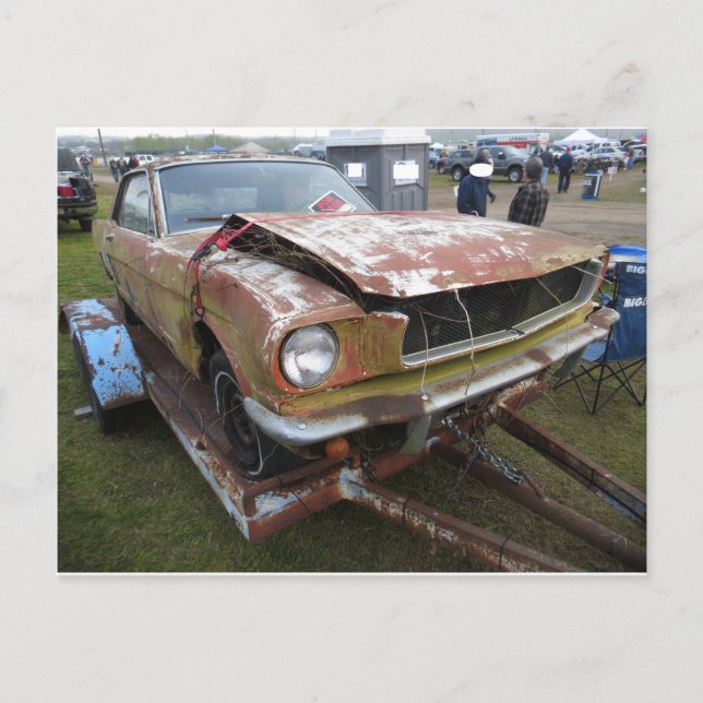 Cartão Postal Balde De Ferrugem com madeira torta (Frente)