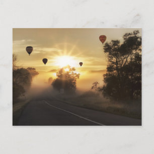 Cartão Postal Balões de ar quente sobre paisagem névoa