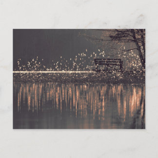 Cartão Postal Banco do lago no cartão-postal da luz do ouro