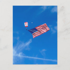 Cartão Postal Bandeira Americana Tremulando Contra o Céu Azul Cl