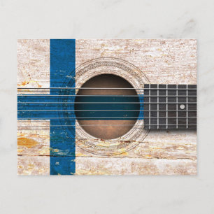 Cartão Postal Bandeira finlandesa na antiga guitarra acústica