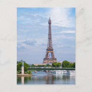 Cartão Postal Bandeira francesa acenando no meio da Torre Eiffel