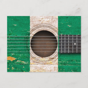 Cartão Postal Bandeira nigeriana na antiga guitarra acústica