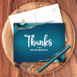 Cartão Postal Bar Mitzvah Turquesa Ágata Ombre Script Agradecime<br><div class="desc">Certifique-se de que o seu Bar Mitzvah favorito mostre sua gratidão a todos que apoiaram seu evento marcante! Envie este cartão-postal de agradecimento personalizado, moderno e único. A caligrafia branca manuscrita e a tipografia sans serif em negrito se sobrepõem a um fundo ombre azul-teal profundo com ágata azul-turquesa acentuada com...</div>