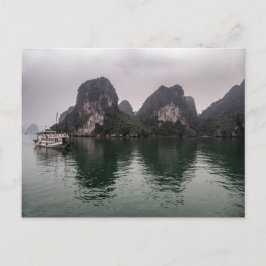 Cartão Postal Barco nas ilhas Misty Hong Bay Rock, Vietnã