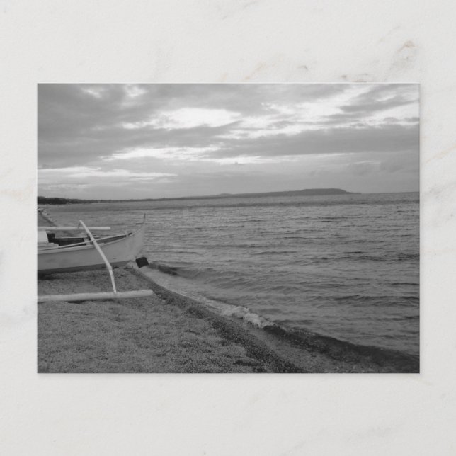 Cartão Postal Barco Negro e Branco por Ondas Suaves do Mar (Frente)