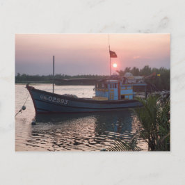 Cartão Postal Barco no rio Sunset, Hoi An, Vietnã