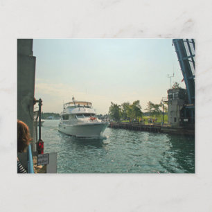 Cartão Postal Barco sob uma Drawbridge, Charlevoix, Michigan