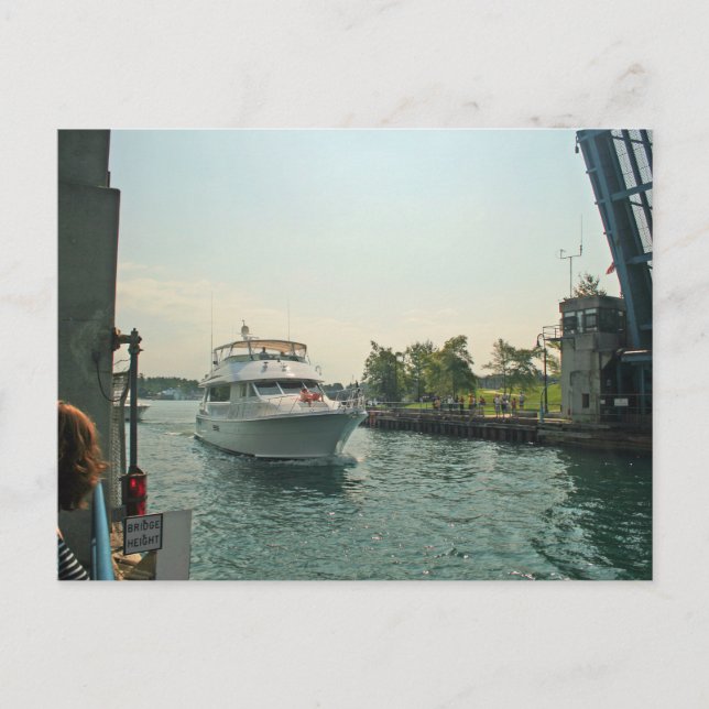 Cartão Postal Barco sob uma Drawbridge, Charlevoix, Michigan (Frente)