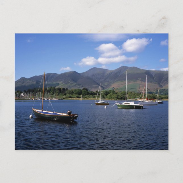 Cartão Postal Barcos à vela e Skiddaw Cumbria Inglaterra (Frente)
