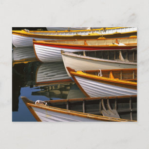 Cartão Postal Barcos coloridos brilhantes no Centro de Barcos de