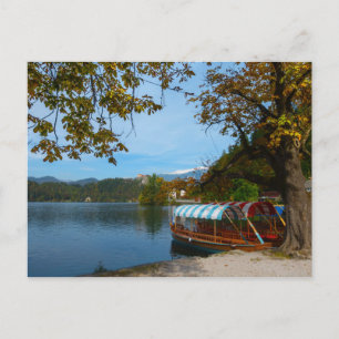 Cartão Postal Barcos turísticos no lago Bled no outono