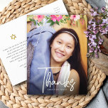 Cartão Postal Bat Mitzvah Foto Floral Script Personalizado Obrig<br><div class="desc">Certifique-se de que o seu Bat Mitzvah favorito mostre o seu apreço a todos os que apoiaram o seu evento principal! Envie este obrigado sofisticado e personalizado que você faz cartão-postal! Uma aquarela floral chica, espantosa, rosa e cor de pêssego com tipografia de escrita branca e serifa moderna sobrepõe a...</div>