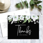 Cartão Postal Bat Mitzvah Preto Prata Escrito Floral Obrigada<br><div class="desc">Certifique-se de que sua Bat Mitzvah favorita mostre apreço a todos que apoiaram seu evento marcante! Envie este sofisticado cartão postal de agradecimento personalizado! Uma floral em aquarela glitter branca e dourada chic e deslumbrante, com tipografia em falso foil dourado e tipo sans serif branco sobrepõe um dramático fundo preto....</div>