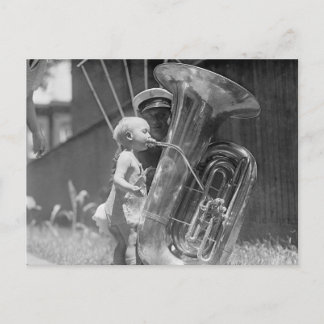 Cartão Postal Bebê Tocando Tuba, 1923