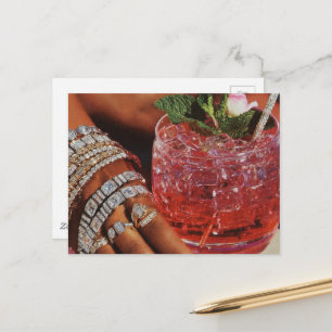Cartão Postal Bebida de Rosa Elegante e Colagem de Muitas Joias