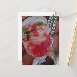 Cartão Postal Bebida de Rosa Elegante e Joias Colagem de Mídia M