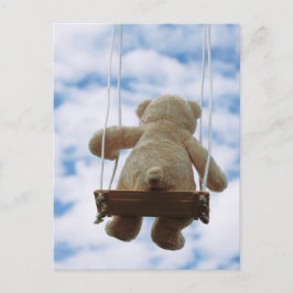 Cartão Postal Beertje op schommel met bewolkte blauwe lucht.