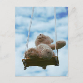 Cartão Postal Beertje op schommel met bewolkte blauwe lucht.