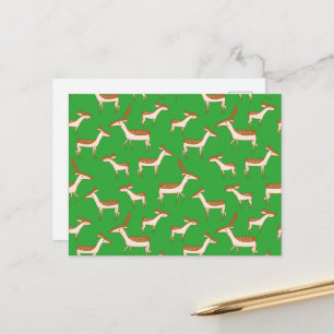 Cartão Postal Beijo e família bonitos em verde-claro