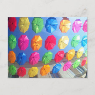 Cartão Postal Belos Guarda-chuvas Coloridos Prendidos Na Rua 