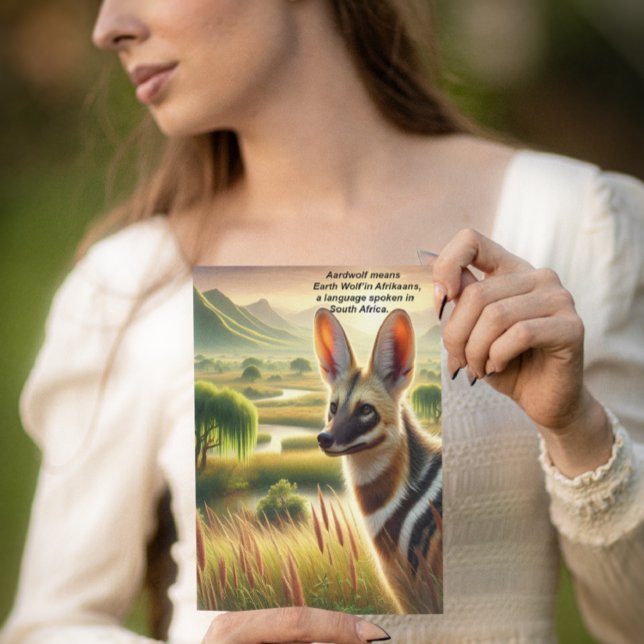 Cartão Postal Besta majestosa do lobo itinerando pelo campo (Criador carregado)