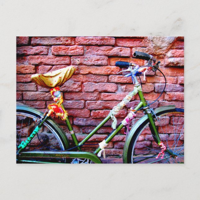 Cartão Postal Bicicleta Verde Debruçando-se sobre uma Parede de  (Frente)