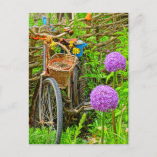 Cartão Postal bicicleta vintage no jardim