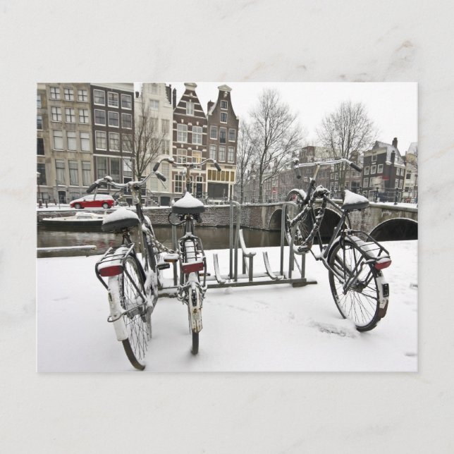 Cartão Postal Bicicletas em Amsterdão nevado nos Países Baixos (Frente)