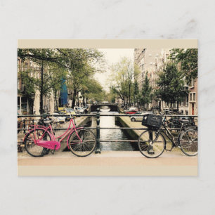 Cartão Postal Bikes ao longo do canel de Amsterdã