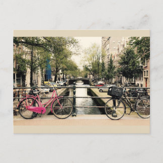 Cartão Postal Bikes ao longo do canel de Amsterdã