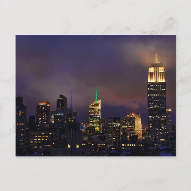 Cartão Postal Bldg de Ruas Emp brilha em nuvens e nevoeiro (Frente)