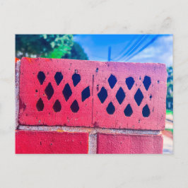 Cartão Postal Bloco de Concreto Vermelho com Furos em Padrão de