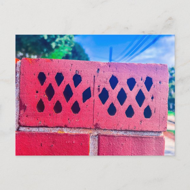 Cartão Postal Bloco de Concreto Vermelho com Furos em Padrão de  (Frente)