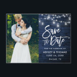 Cartão Postal Blue Wood Jar Lights Escoteiro do Pincel Salvar a<br><div class="desc">Escrita de pincel moderna,  Madeira azul rustica,  luzes de cordas com Mason Jars,  Salve o Cartão-postal de Casal de Noivado de data</div>